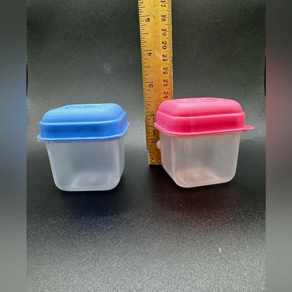 6  Vintage Small Containers With Lids 2 Generic and 4 Tupperware